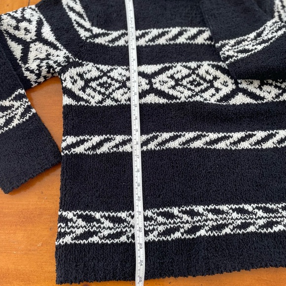Yarnworks Black and White polyester and acrylic Sweater. Size Medium. - Picture 5 of 11